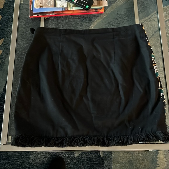 H&M size 8 printed short skirt with beaded appliqué - Picture 4 of 5